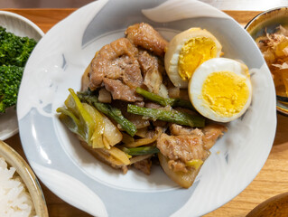 豚肉と長ねぎの炒め煮とゆで卵の盛り合わせ