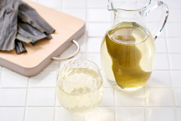 昆布水｜グラスに注がれた昆布出汁と乾燥昆布