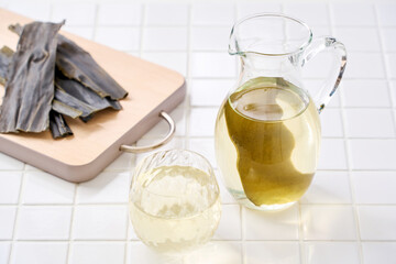 昆布水｜グラスに注がれた昆布出汁と乾燥昆布