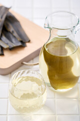 昆布水｜グラスに注がれた昆布出汁と乾燥昆布