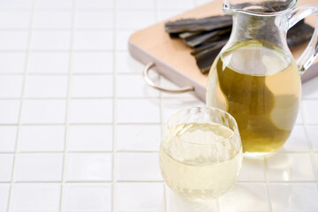 昆布水｜グラスに注がれた昆布出汁と乾燥昆布