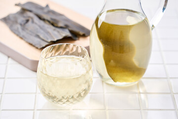 昆布水｜グラスに注がれた昆布出汁と乾燥昆布