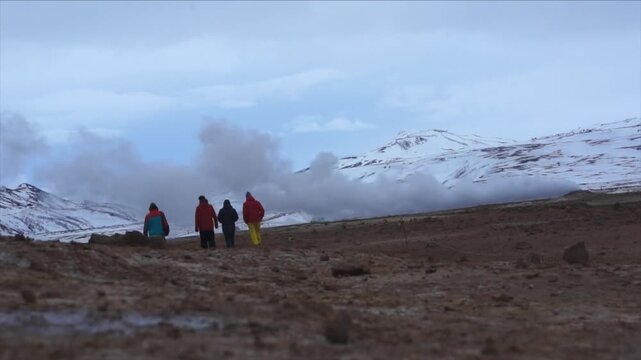 Jeunes qui marchent &agrave; travers les fumerolles d'un volcan