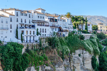 Obraz premium The picturesque town of Ronda in Spain is located on a cliff.
