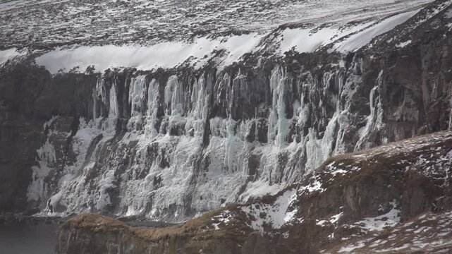 Slow motion vague sur falaise en Islande