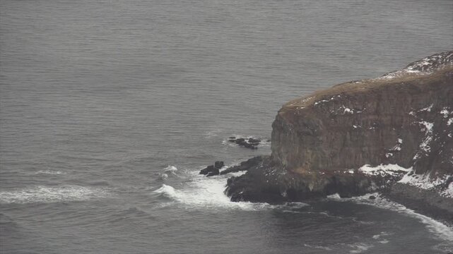 Slow motion vague sur falaise en Islande