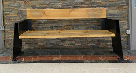 Banco moderno en un centro comercial del centro de la ciudad