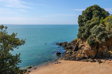 Vue sur l'océan et une plage sauvage de Saint-Nazaire en Loire-Atlantique, avec tons plus vifs