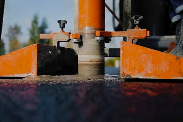 Preparation of asphalt from, crushed stone and bitumen resin.