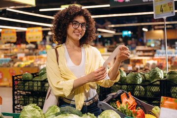 Reading the check. Gorgeous woman is in the grocery store