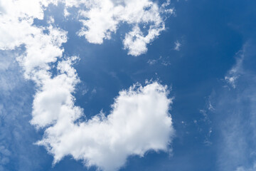 真上の空に浮かぶ雲