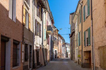 Vieilles maisons traditionnelles avec des façades et des volets colorés, dans une rue étroite de Veynes, France, ville du département français des Hautes-Alpes, en région Provence-Alpes-Côte d'Azur