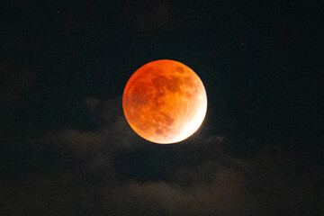 夜空に輝くブラッドムーン