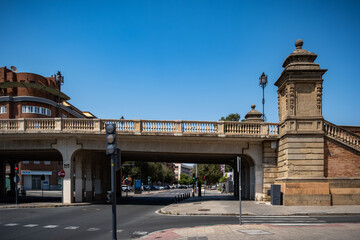 Fototapeta premium Sevilla, España. 1 de julio de 2025. Las amplias calles arboladas cerca del centro histórico de Sevilla, España,