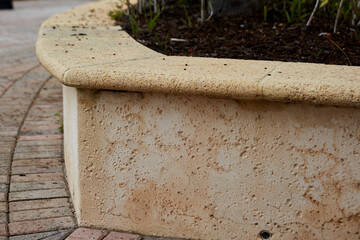 Naklejka premium Curved Stone Landscape Border and Brick Pathway