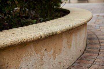 Naklejka premium Curved Stone Landscape Border and Brick Pathway