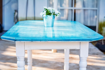 mesa estilo vintage con sillas blancas. hermosa mesa con flores en el centro.