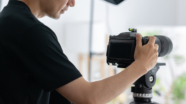 撮影をするカメラマン