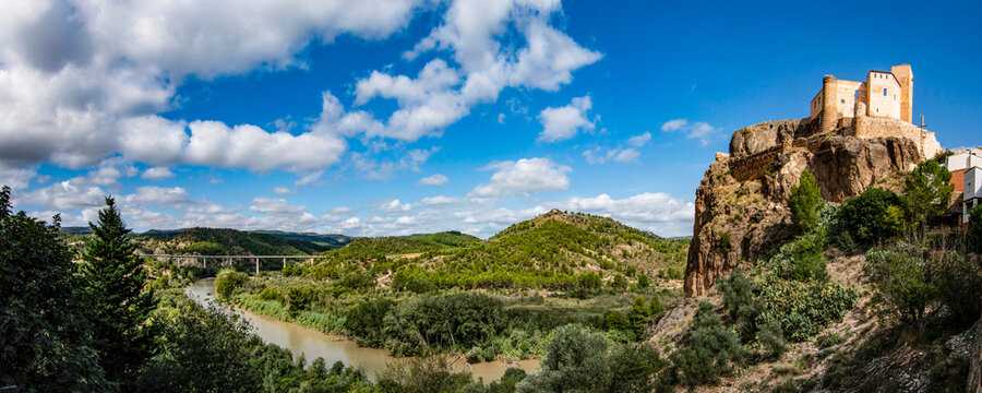 foto panor&aacute;mica del R&iacute;o Cabriel a su paso por Cofrentes  y el Castillo 