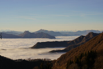 Fototapeta premium MONTAGNE CHE AFFIORANO DALLE NUVOLE BASSE