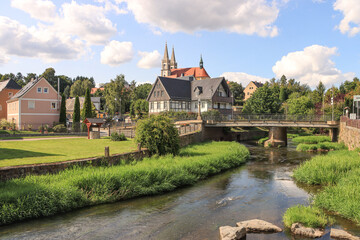 Fototapeta premium Sommer in der Oberlausitz; Spreeufer in Schirgiswalde