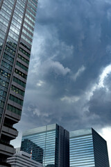 Obraz premium 都心散歩 雷雲迫る大手町あたり