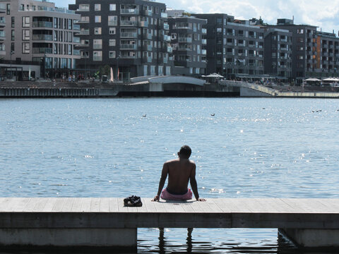 Hombre tomando el sol en la ciudad de Oslo durante el verano