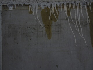 コンクリート壁のペンキと汚れ