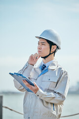 点検、確認を行う男性作業員