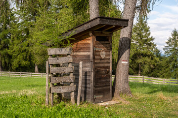Kleines Holzhaus im Wald &ndash; Ein stilles &Ouml;rtchen auf dem Salten in S&uuml;dtirol