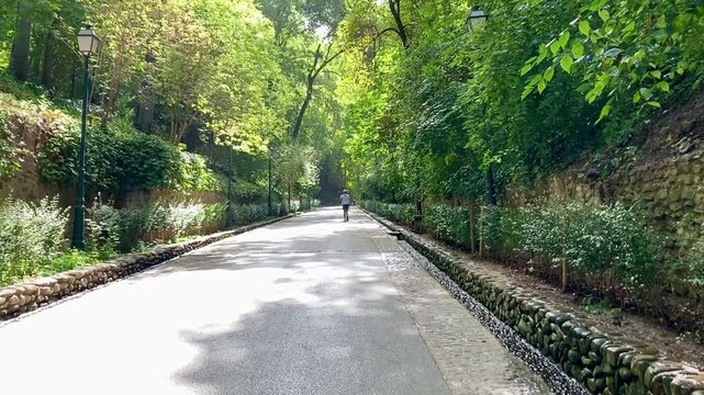 Paseo por el parque de la Alhambra, Granada, con hombre haciendo deporte