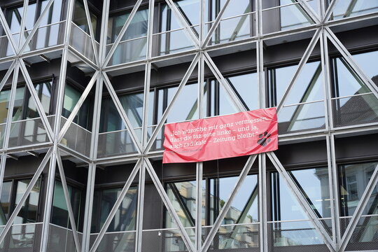 Zentrale der taz (Die Tageszeitung) mit Banner in Berlin am 08.08.2025