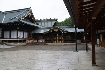 Obraz premium shinto temple (yasukuni-jinja) in tokyo in japan 