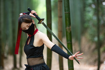 竹林で日本刀を構える女忍者