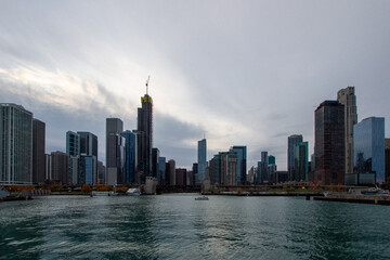 Fototapeta premium Chicago Waterfront Skyline at Dusk with Modern High-Rises