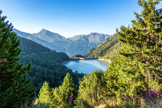 lac du barrage amont d'Aussois dans les alpes