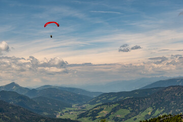 Gleitschirmflieger über dem Pustertal bei sanftem Abendlicht