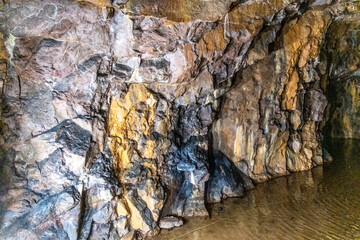 Felswand im Bunker – mineralische Ablagerungen und Gesteinsformationen