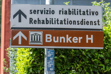 Wegweiser zum historischen Bunker H in Bozen S&uuml;dtirol