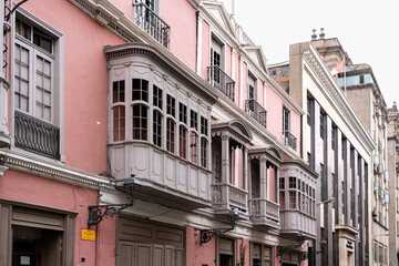 Rosa Kolonialgeb&auml;ude mit Holzbalkonen in der historischen Altstadt von Lima, Peru