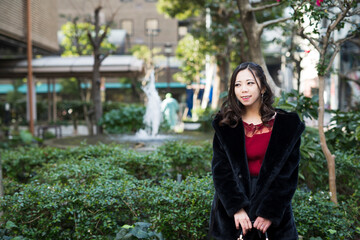 広場で待ち人を待つ女性のポートレート