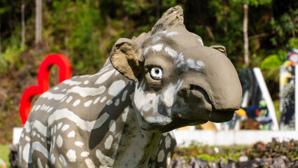 Letreiro turístico de Tapiraí São Paulo Brasil com esculturas de anta na natureza