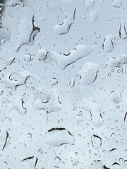 Krople wody na szybie 