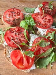 Polskie śniadanie, kanapki z pomidorem i serek, zielona przyprawa.