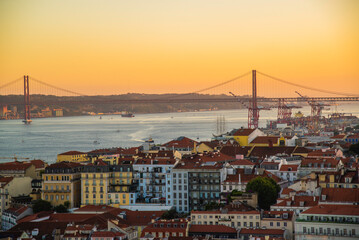 Obraz premium Lisbon, Portugal - July 7 2025: The Stunning panoramic sunset view from the top of Castelo St. Jorge in Lisbon Portugal