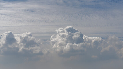 Fluffy Cumulus Clouds in Clear Blue Sky / 맑은 하늘의 뭉게구름