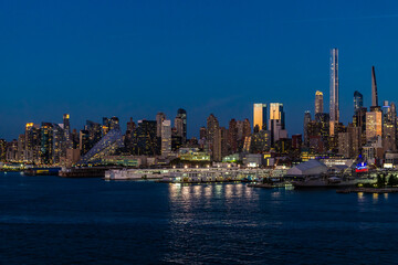 Obraz premium A view at night along the shoreline off Manhattan, New York, in the fall