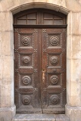 Hyères - Ancienne porte ornée	