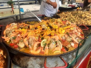 Pfanne mit Paella auf einem Marktstand