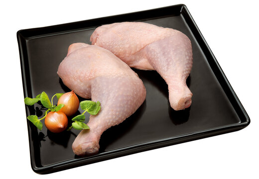 prato com coxa e sobrecoxa de frango cru isolado em fundo transparente 